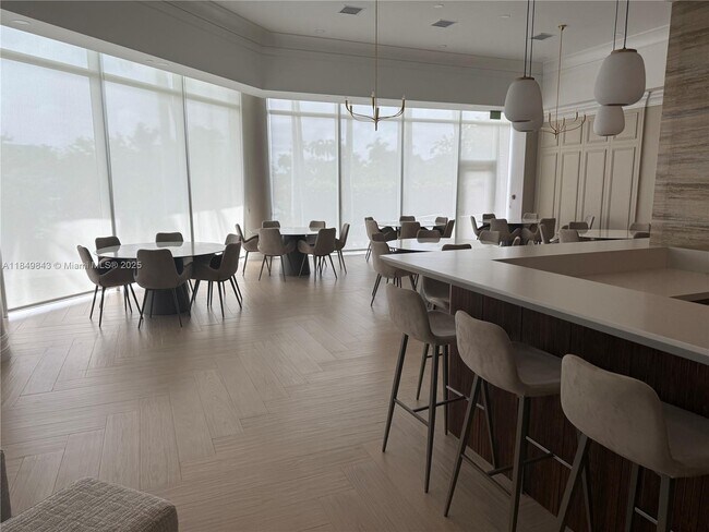 Building Photo - 16500 Collins Ave