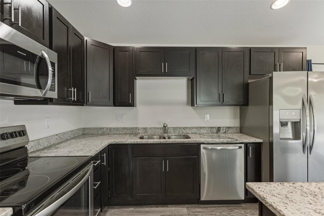 Building Photo - 8007 Royal Ct