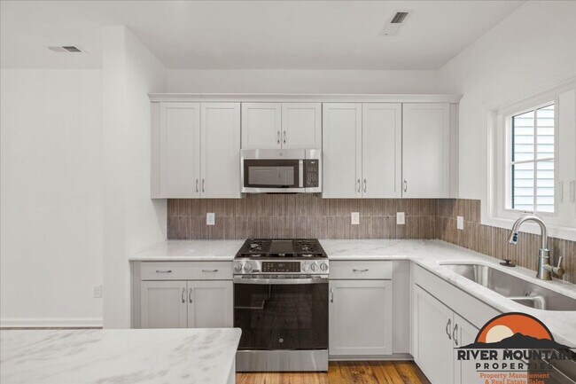 Building Photo - Well-Located Townhome with Private Off-Street Parking