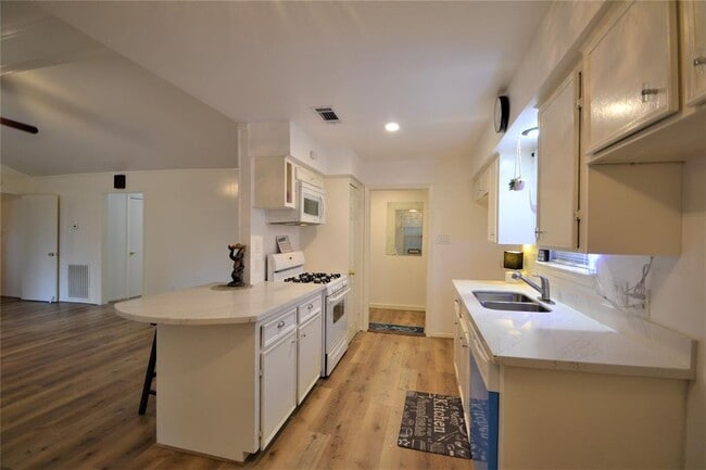 Building Photo - 5422 Kingfisher Dr