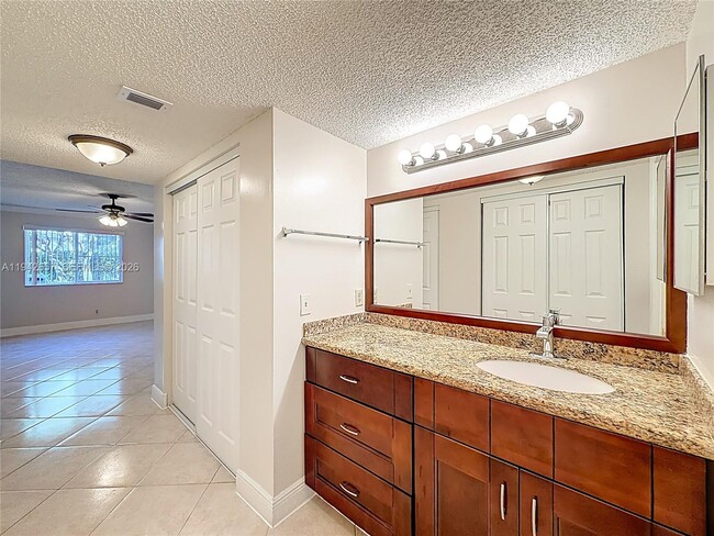 Building Photo - 9877 Westview Dr