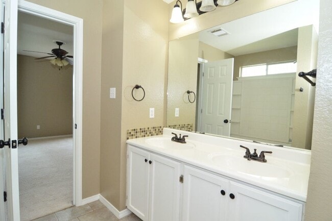 Building Photo - 3 bed/2.5 bath with granite countertops an...