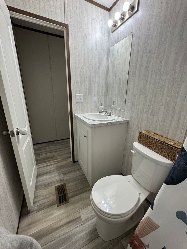 Building Photo - Newer Mobile Home in Country Setting