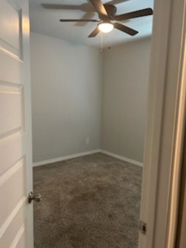 Building Photo - 4-bedroom 2-bathroom house for rent! HOUSING ACCEPTED!