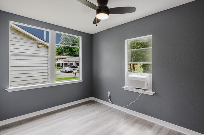 Building Photo - 114 Wilson St