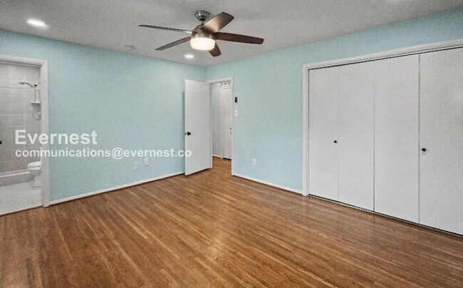 Building Photo - 3 Bed/3 Bath Home with Fenced Yard and Garage / Available Now!