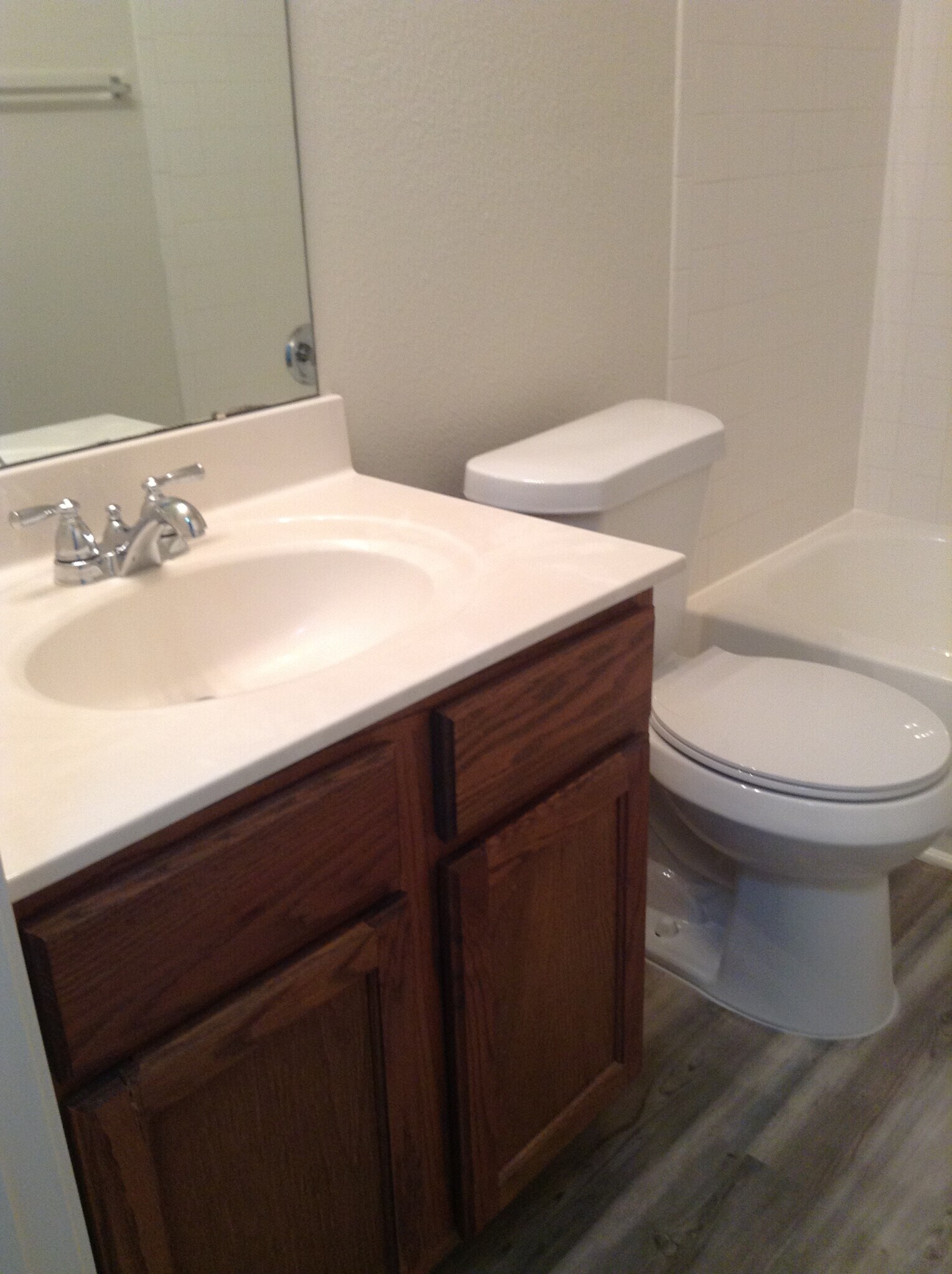 Secondary bathroom - 5605 Bentsen Ln