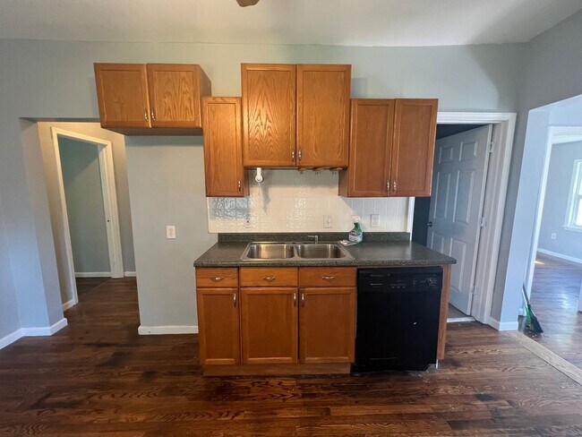 Building Photo - 2 bedroom 1 bathroom gem in Harrison Towns...