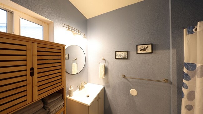 Building Photo - Studio - 1 Bath - Utilities Included - Shared Laundry