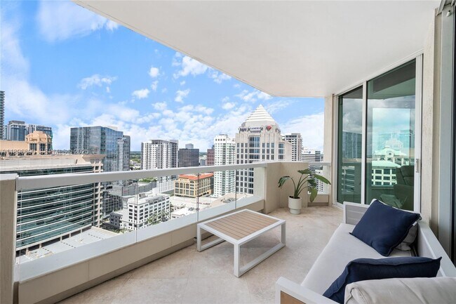 Building Photo - 411 N New River Dr E