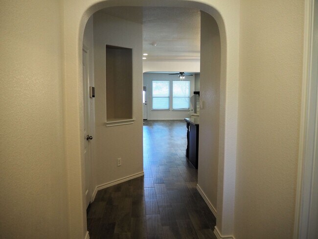 Building Photo - 812 Dove Cv