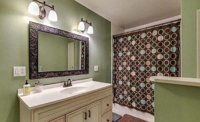 Building Photo - Cute 3 bed w/bonus space. Fenced yard. Loc...