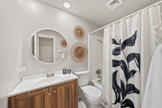 Building Photo - 2205 Hilton Head Dr