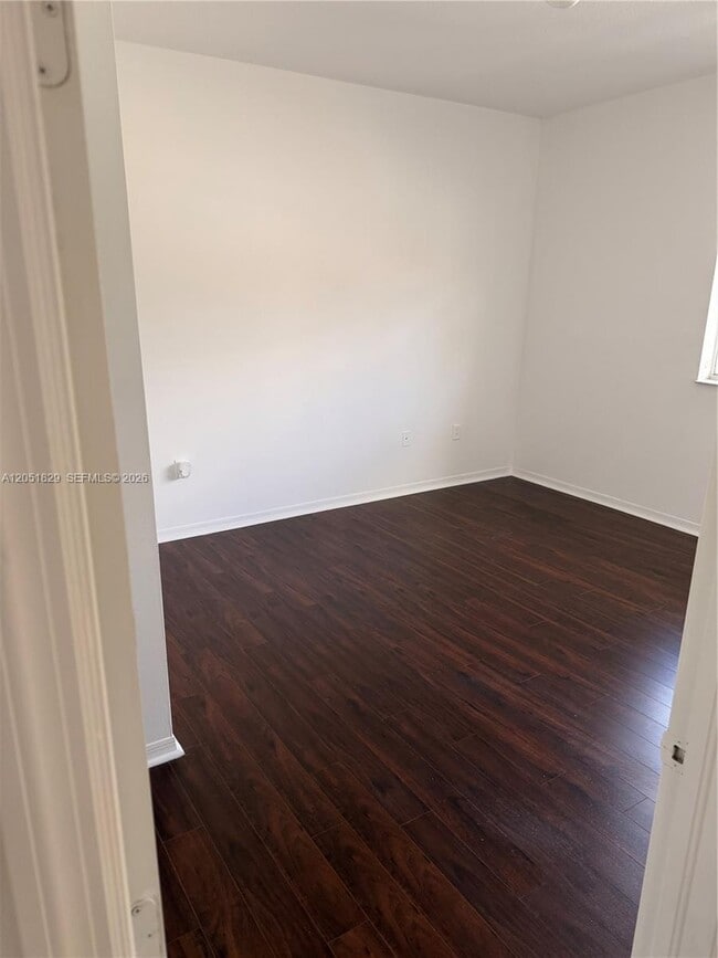Building Photo - 906 SW 143rd Ave