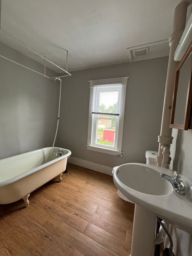 Building Photo - 4 Bedroom 2 Bath House Available in Wausau NOW!