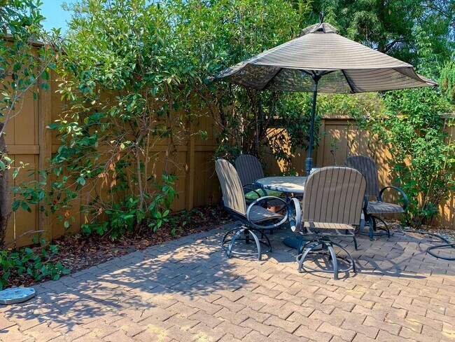 Building Photo - Lovely 2 Bedroom Hamilton Place Townhouse