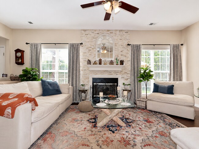 Building Photo - Beautifully Renovated 3 Bed / 2.5 Bath Home on Quiet Cul-de-Sac
