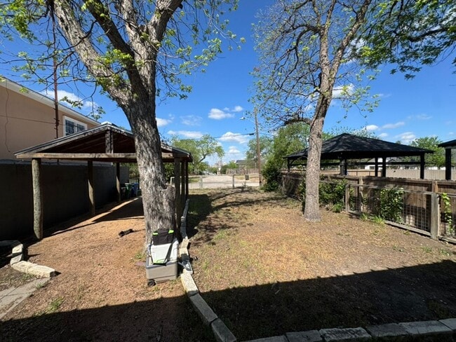 Building Photo - Fully Restored 2BR Classic Near Downtown Dignowity Hill