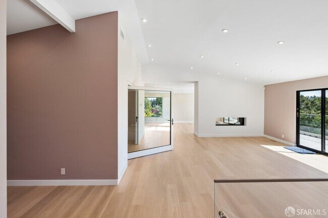 Building Photo - 1435 Lakeview Dr