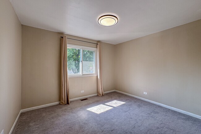 Building Photo - 416 Swallow Ln
