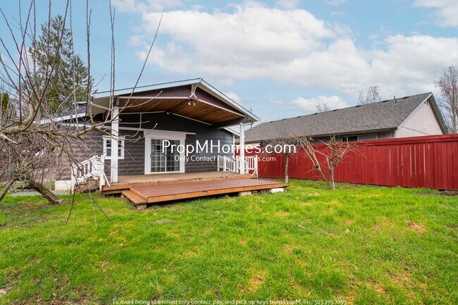 Building Photo - Updated Cottage in Gladstone!