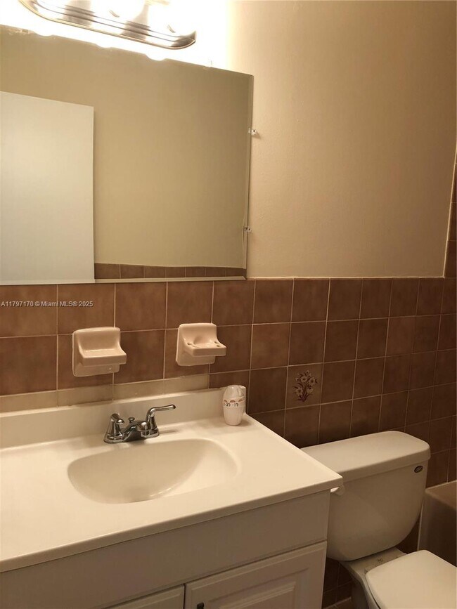 Building Photo - 1624 NE 151st St