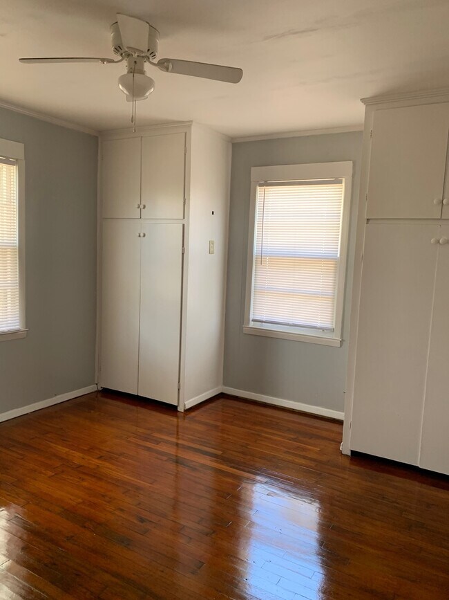 Building Photo - FOR RENT