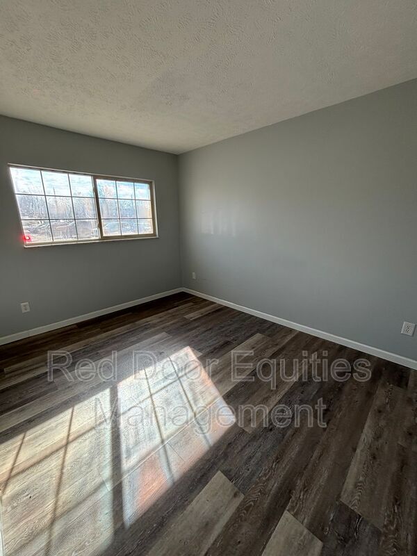 Building Photo - 117 W Walnut St