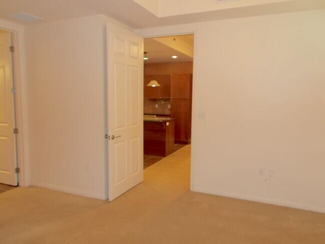 Building Photo - Modern 1 Bed / 1 Bath Condo on 8th Floor
