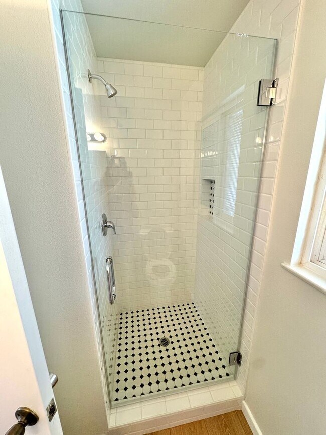 Building Photo - Charming Single Story Upgraded East End Home