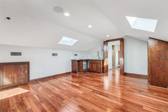 Building Photo - Unique 5 Bedroom Mini-Mansion