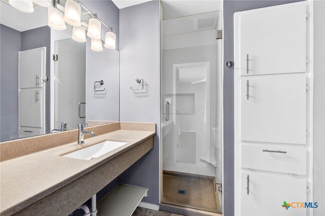 Building Photo - 8408 Maine Dr