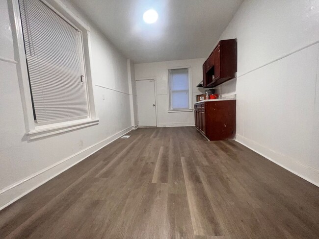 Building Photo - Newly Refurbished 3 Bedroom Townhome with ...