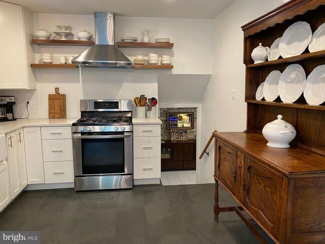 Building Photo - Show stopper