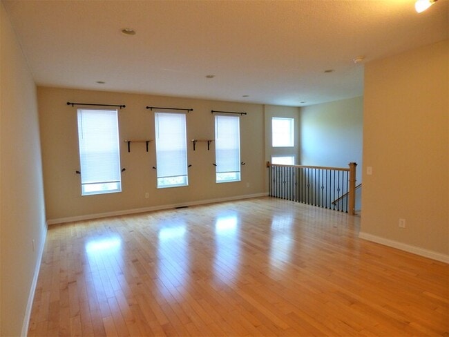 Building Photo - 3 BR 2.5 BA Town Park Condo