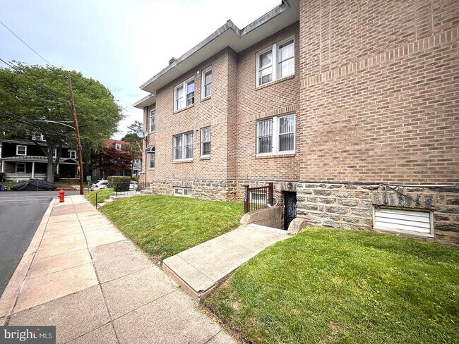 Building Photo - 822 69th Ave