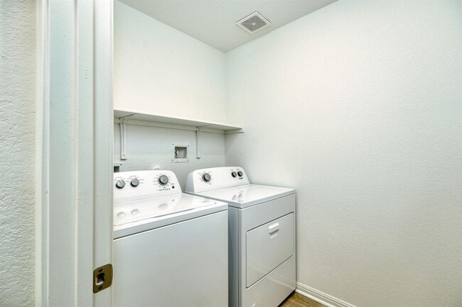 Building Photo - 409 Brody Ln