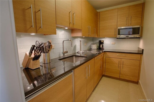 Building Photo - 1 Renaissance Square