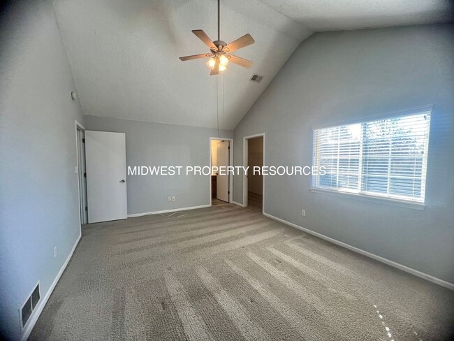 Building Photo - 3 bedroom, 2.5 bath 2 car garage Townhouse