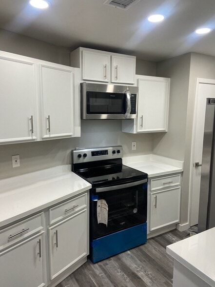 Building Photo - 4004 Oaks Dr