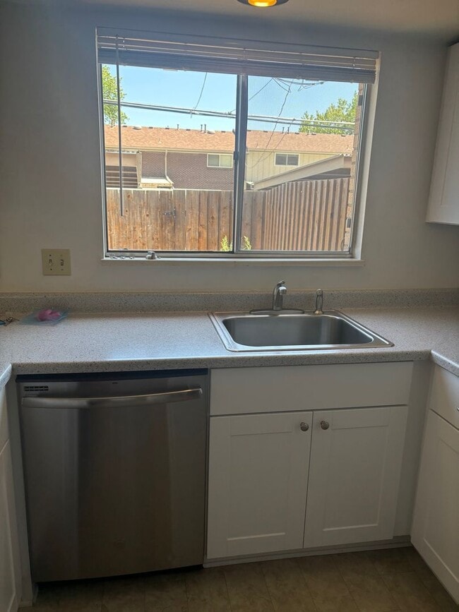 Building Photo - Updated 3bd/2.5ba Townhome in Lakewood