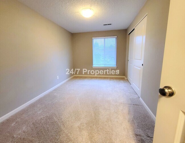 Building Photo - Single Level 3 BD | 2 BA w/ Backyard + Cov...