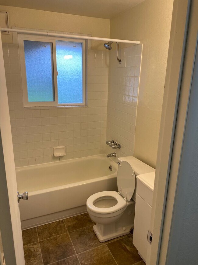Building Photo - (473) Walnut Duplex - 2 Bedroom / 1 Bathroom