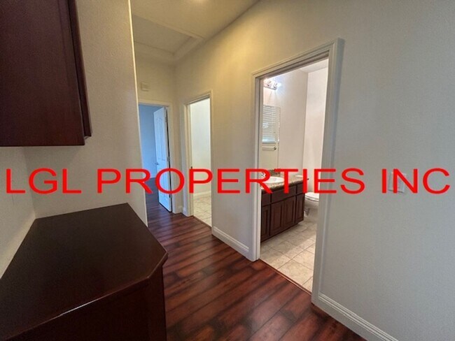 Building Photo - 2826 Maybrook Dr