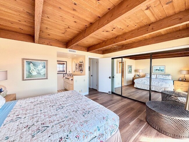 Building Photo - 3949 Ocean Dr