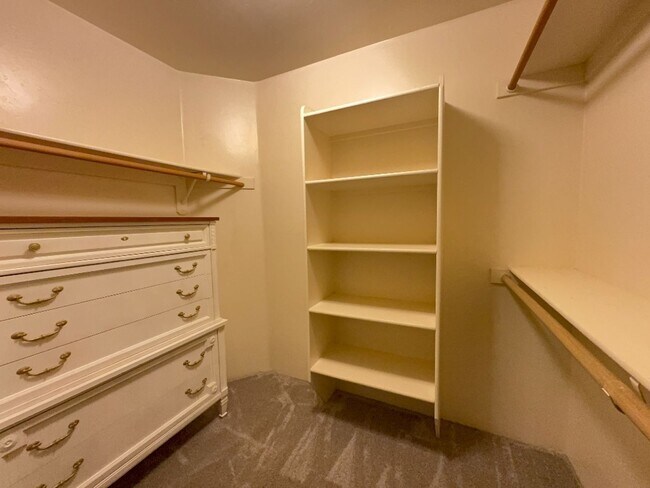 Building Photo - Available Now-3 bdrm/2 bath large open con...