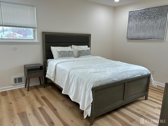 Building Photo - 106 Boulevard W