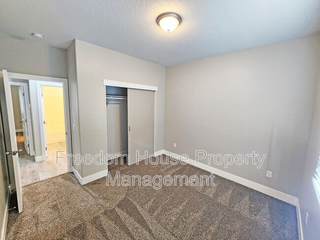 Building Photo - 1111 Sixshooter Ave