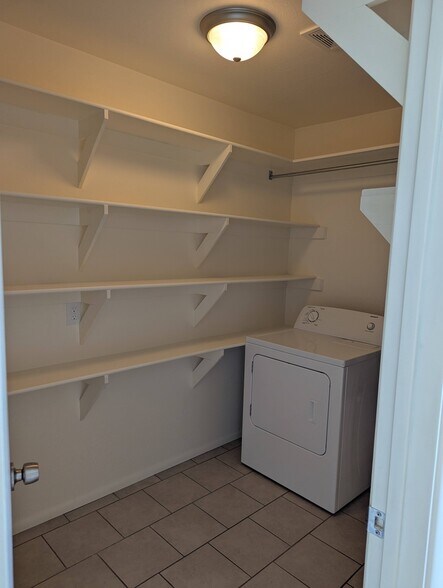 Building Photo - 354 W Hollamon St