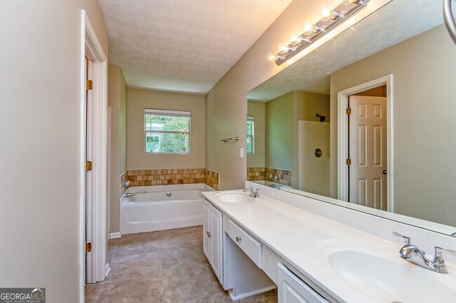 Building Photo - 1305 Sandybrook Ct